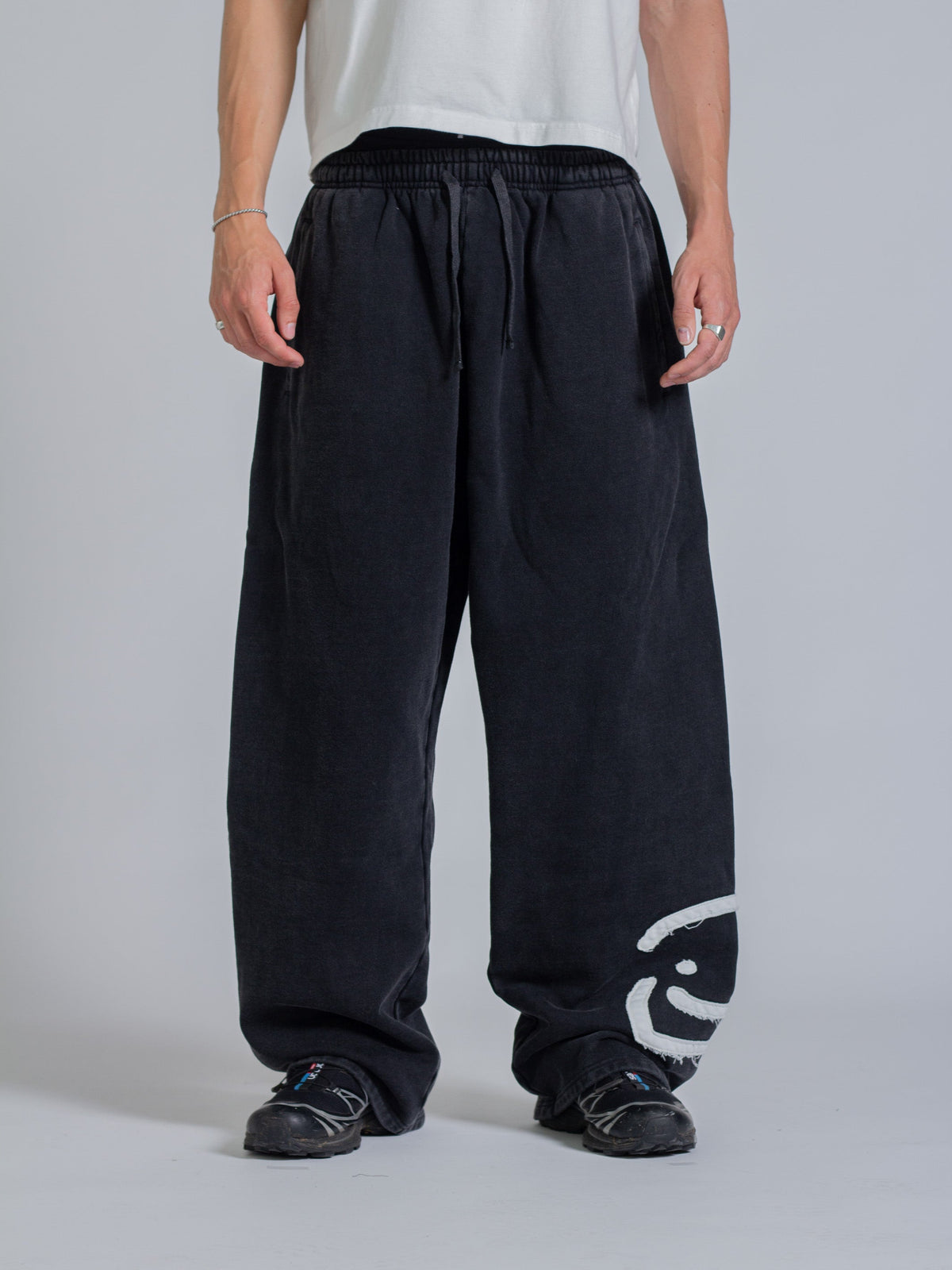 SMILEY PATCH SWEATPANTS - VINTAGE BLACK