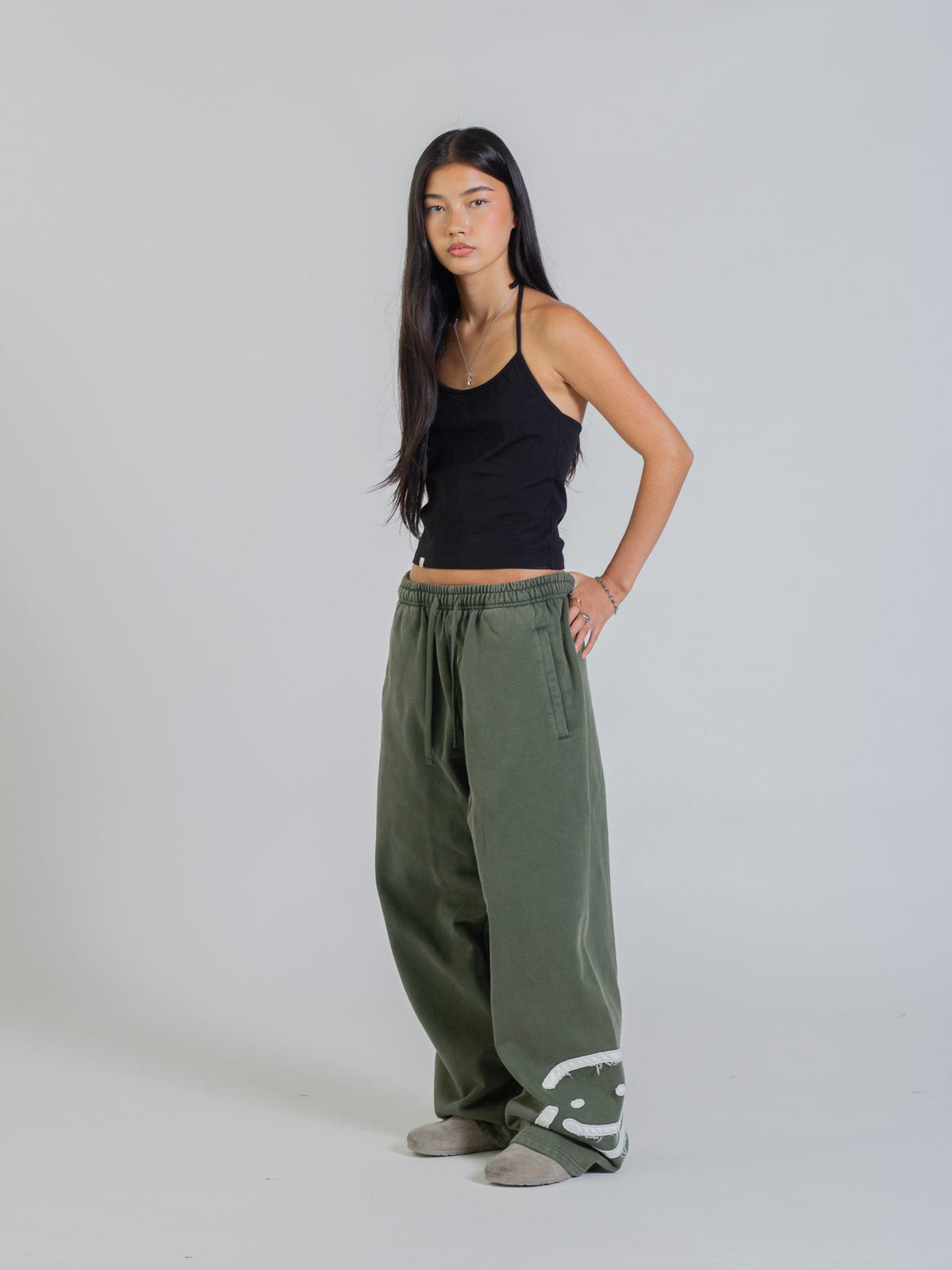 SMILEY PATCH SWEATPANTS - FADED PINE