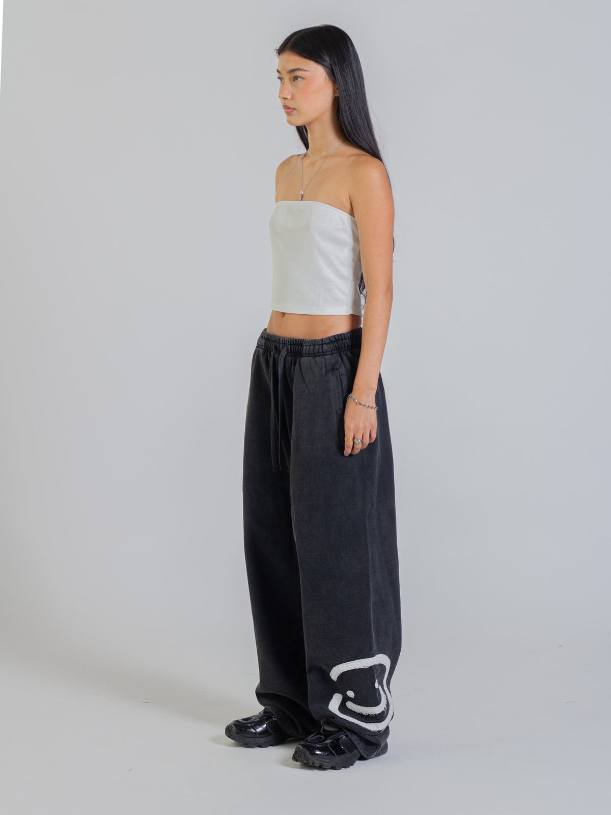 SMILEY PATCH SWEATPANTS - VINTAGE BLACK