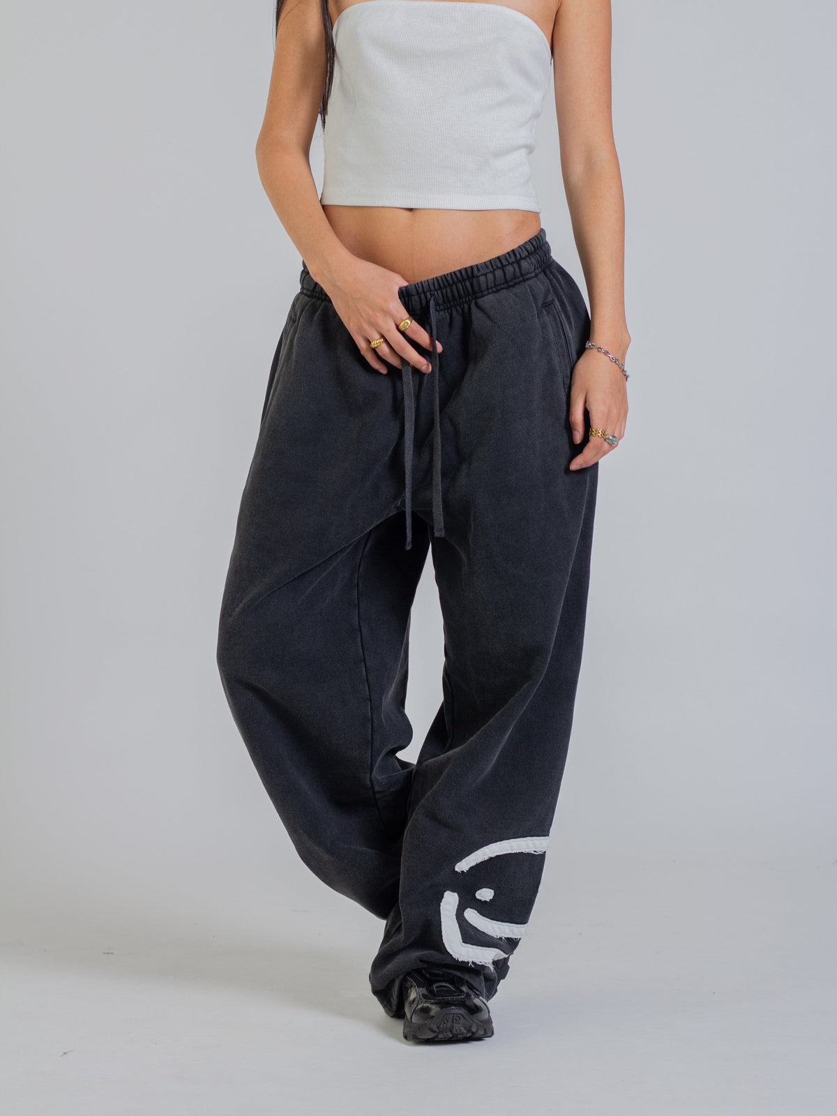 SMILEY PATCH SWEATPANTS - VINTAGE BLACK