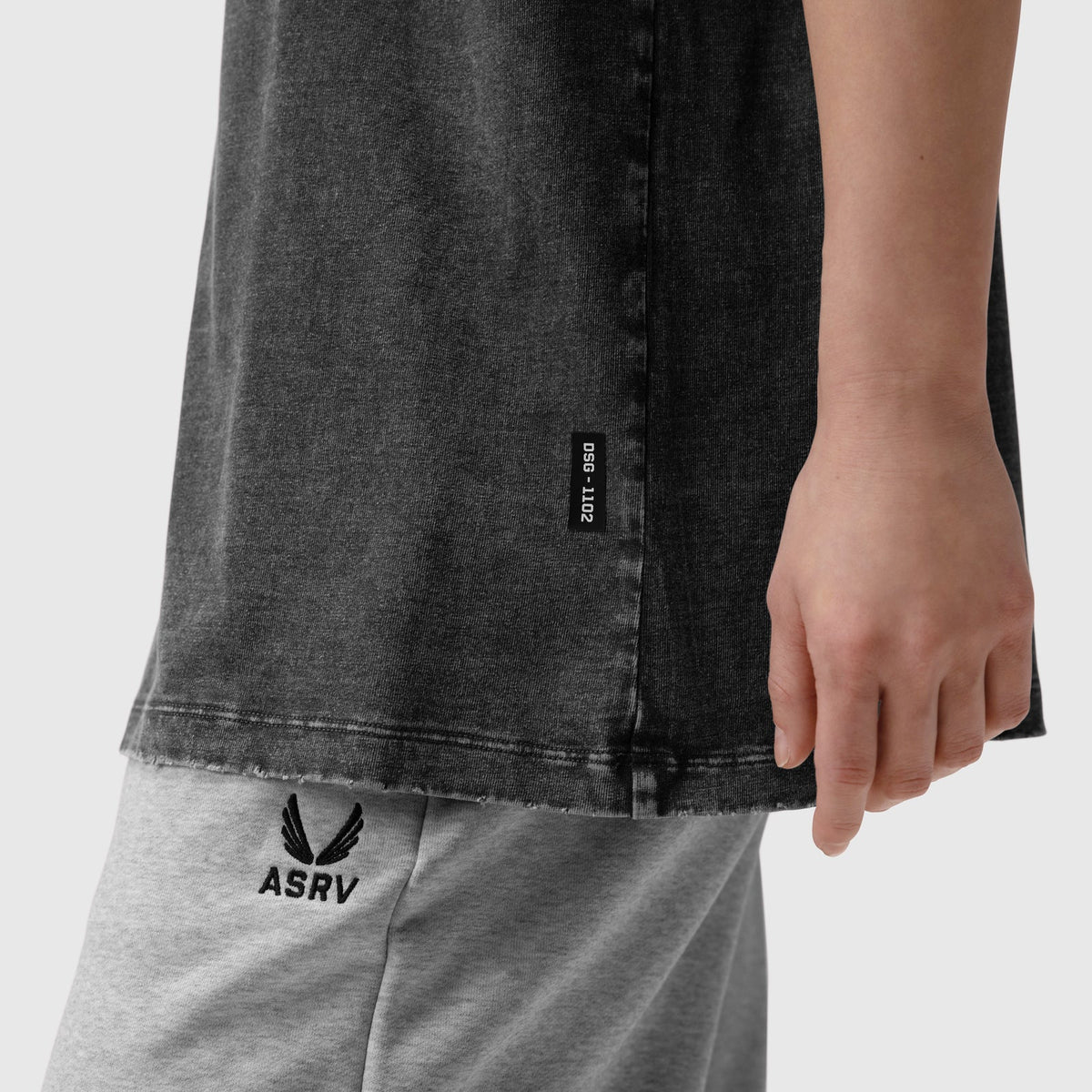 1102. Distressed Relaxed Tee - Black