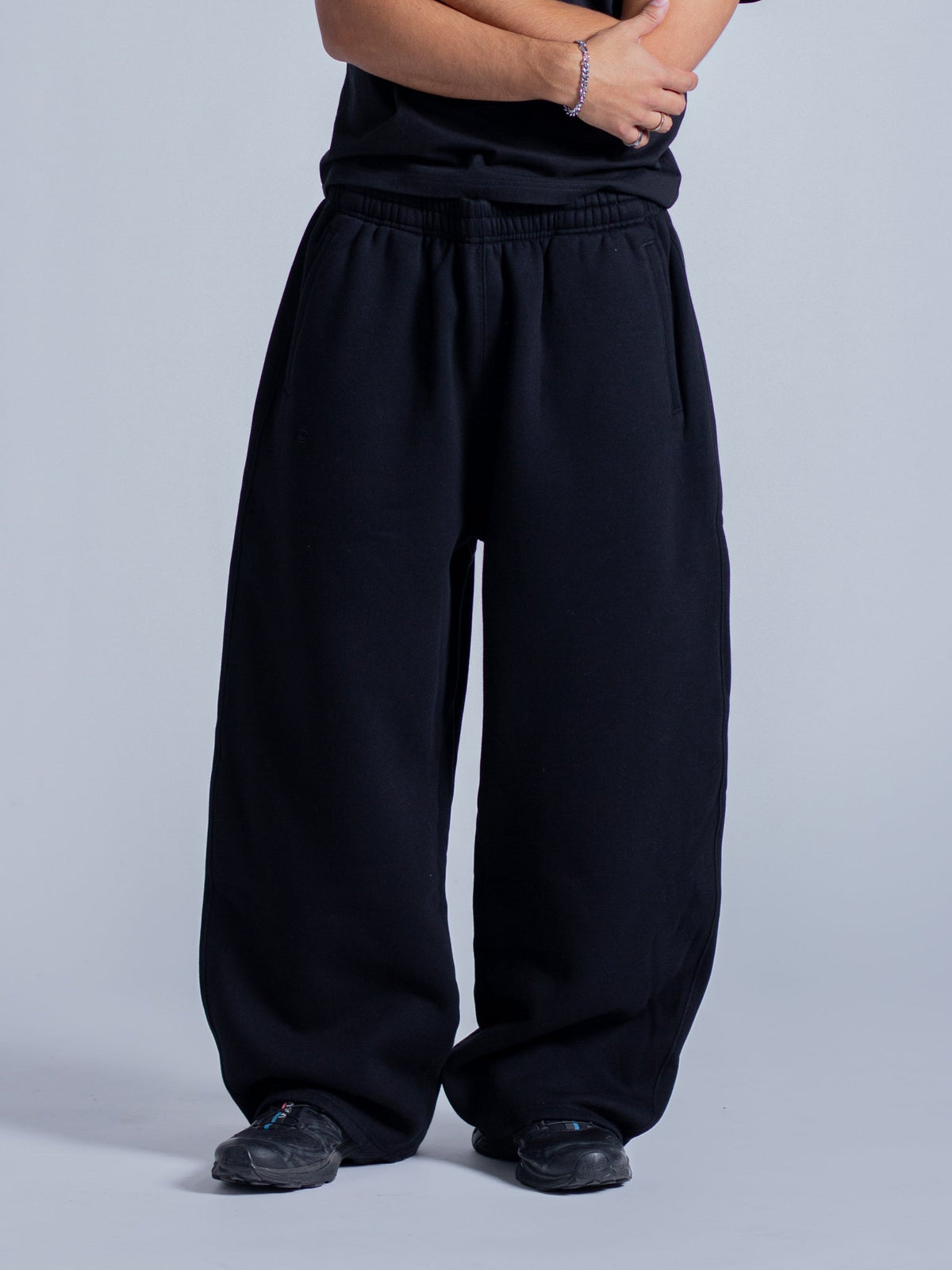 SIGNATURE BAGGY SWEATPANTS - BLACK