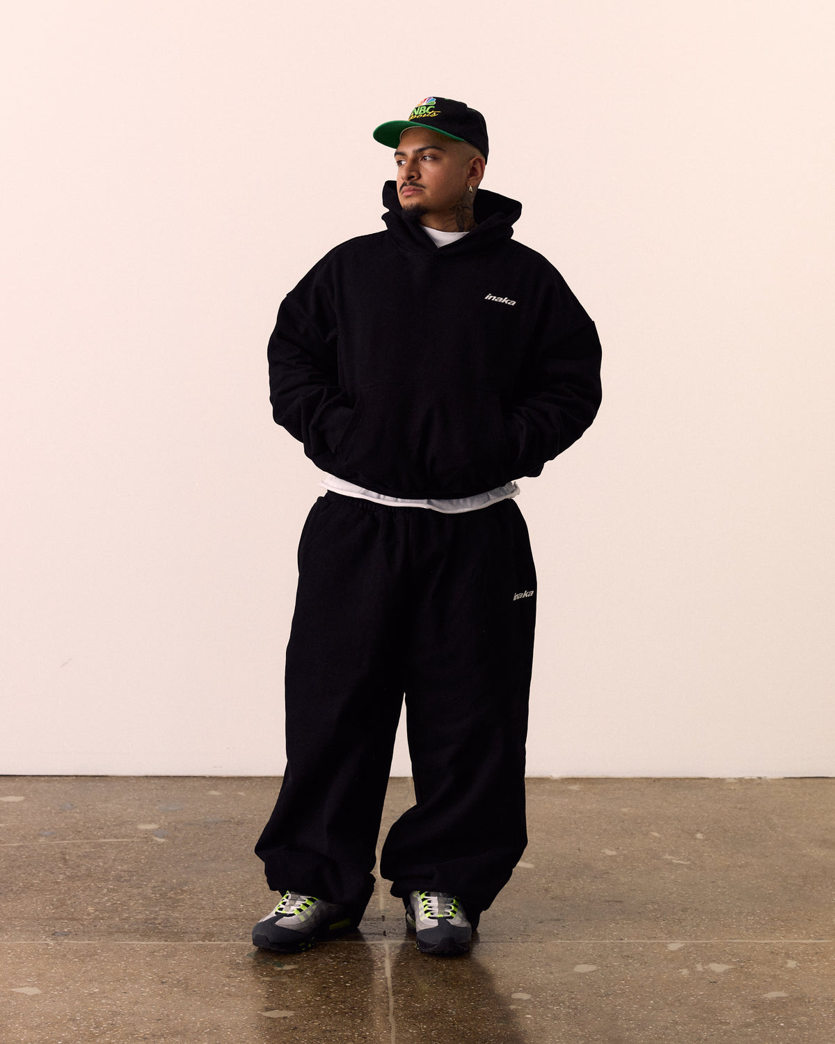BASICS BAGGY SWEATPANTS - BLACK