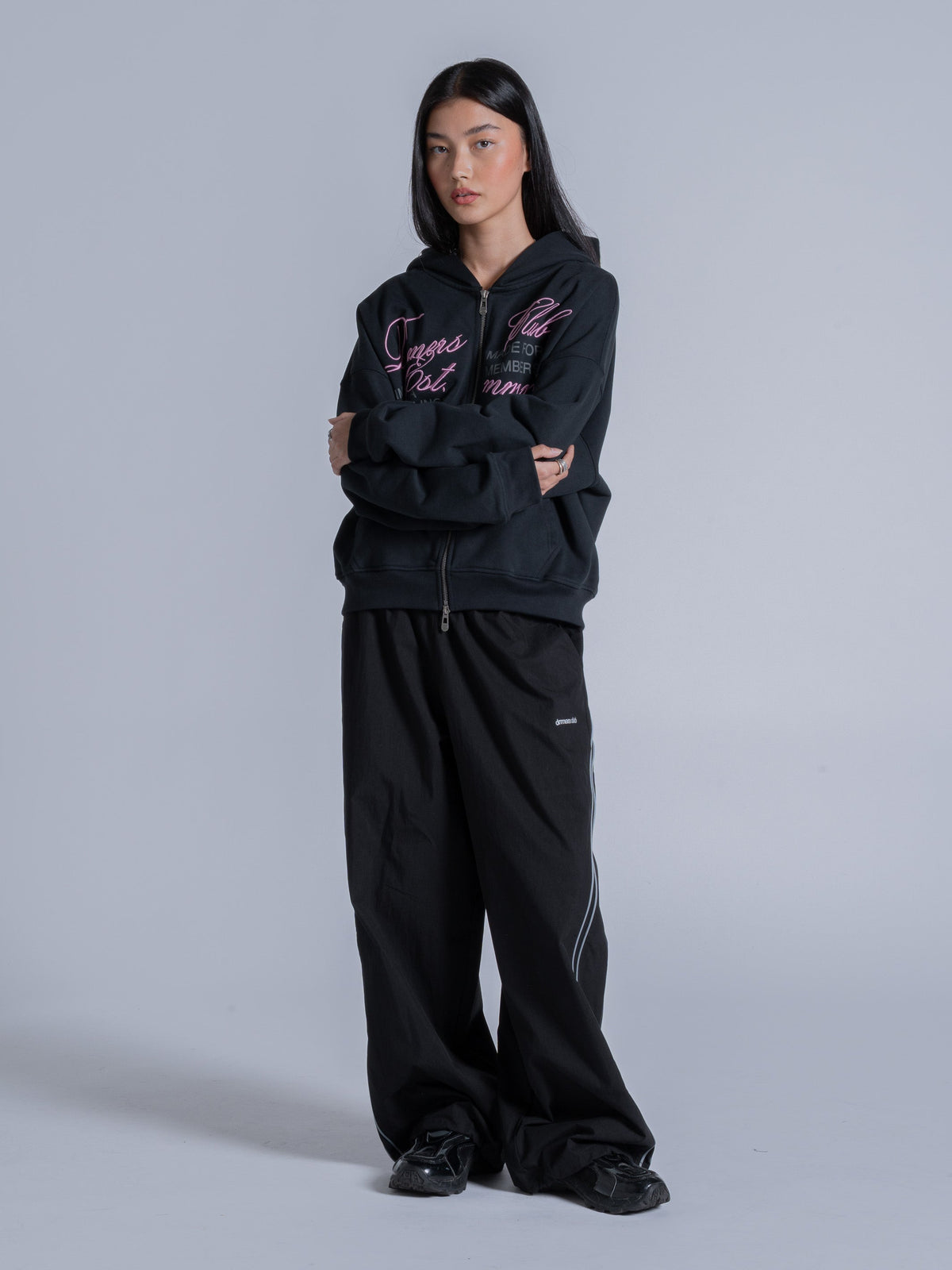 CURSIVE ZIP UP - BLACK