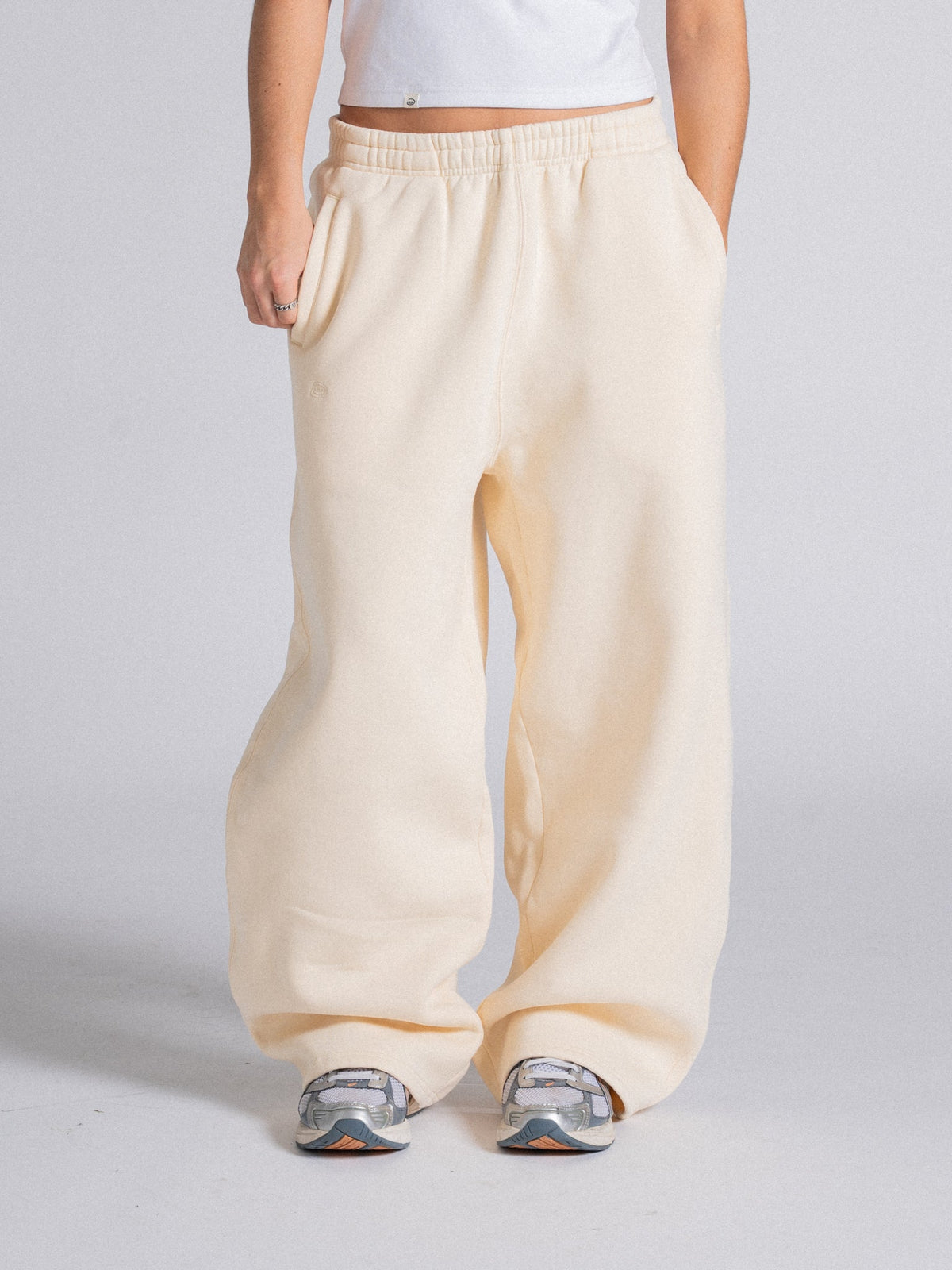 SIGNATURE BAGGY SWEATPANTS - CREAM